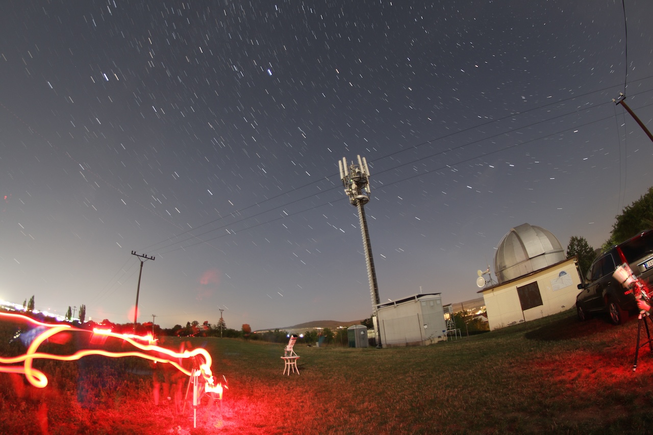 Startrails Jakuba Tomana nad Žebrákem